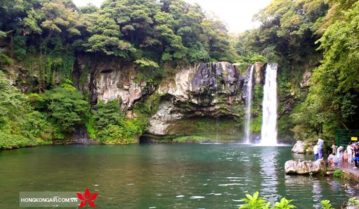 Ghé thăm thác nước Cheonjiyeon