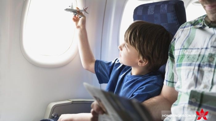 Trẻ em đi máy bay phải có người lớn đi cùng