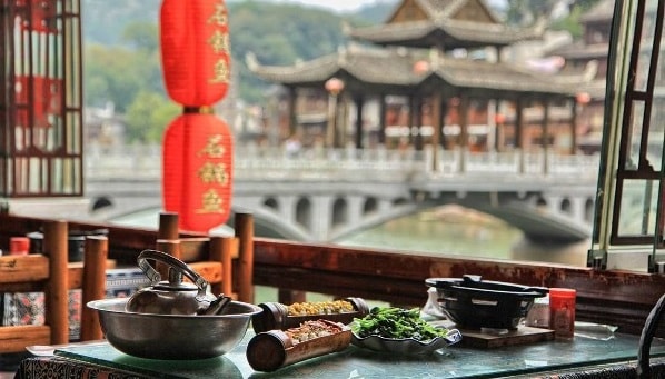 Ngồi thưởng trà trên sông Đà Giang