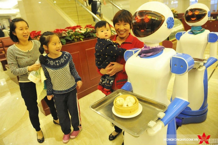 Robot phục vụ trong nhà hàng