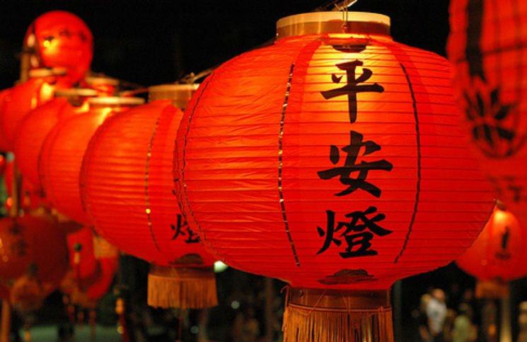 Người Trung Quốc làm đèn lồng đón Tết