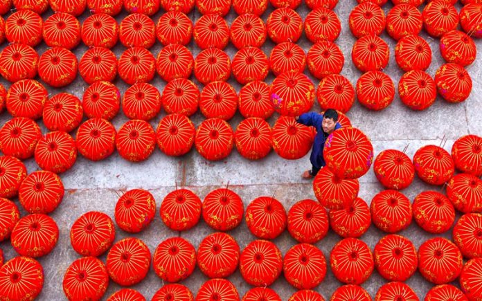 Người dân Trung Quốc làm đèn lồng chuẩn bị cho năm mới