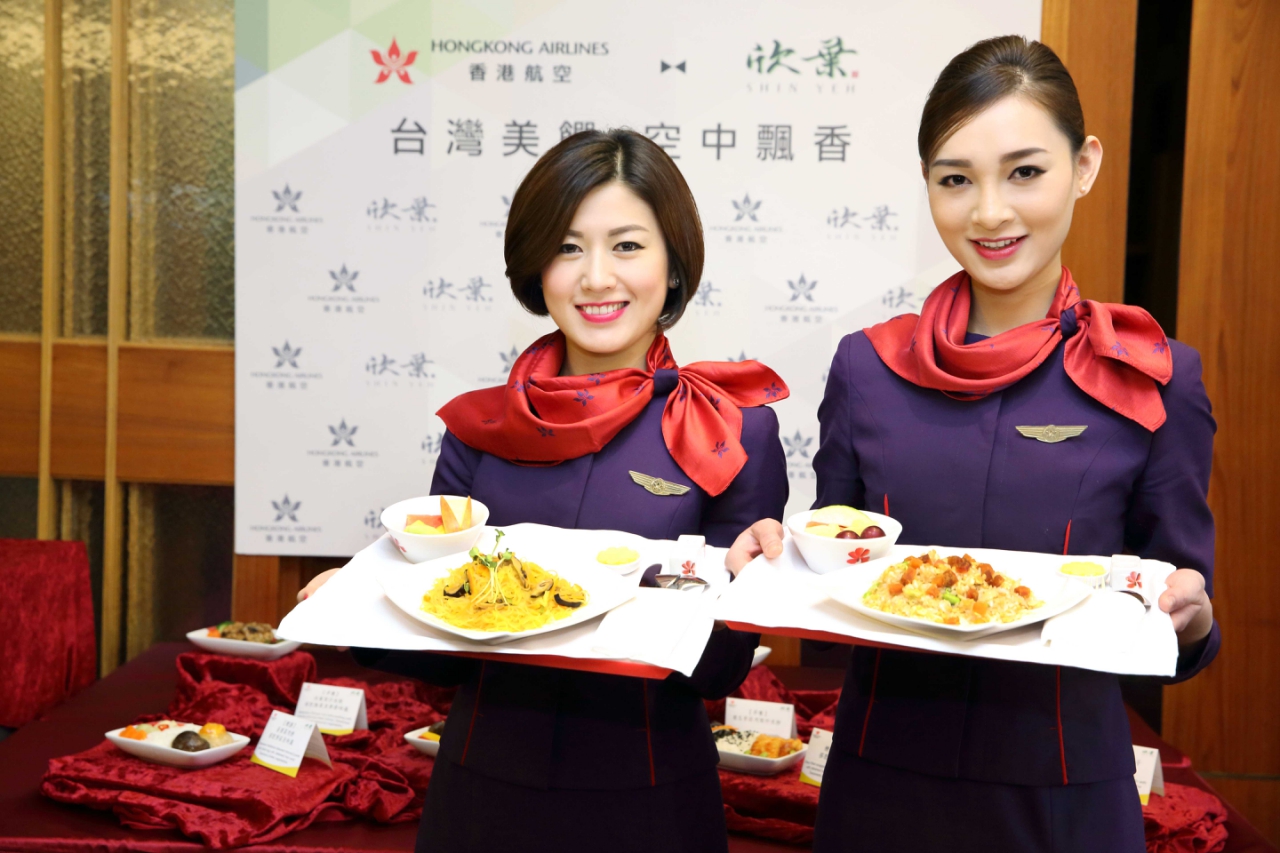 Tiếp viên của Hong Kong Airlines phục vụ các món trên hạng ghế thương gia