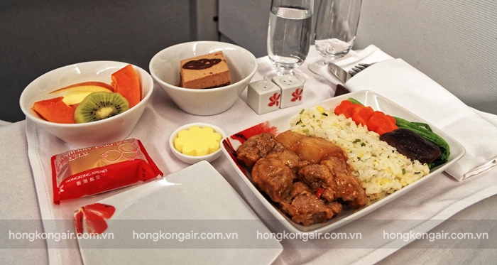 Bữa ăn được phục vụ trên chuyến bay của Hong Kong Airlines
