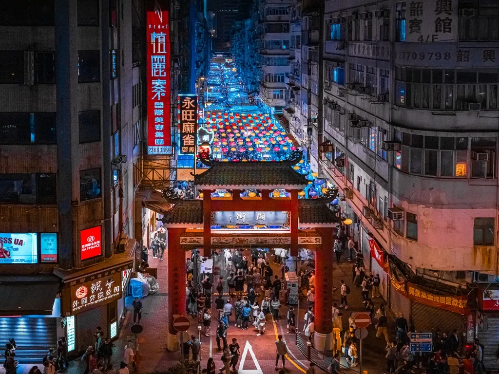 Chợ đêm Temple Street thu hút đông đảo khách du lịch ghé tới